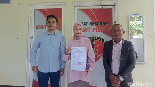 Baiq Restu Tunggal Kencana didampingi  kuasa hukumnya seusai dimintai keterangan oleh penyidik Unit Pidum Satreskrim Polres Lombok Tengah, Sabtu (4/4/2026). (Foto: Edi Suryansyah/detikBali)