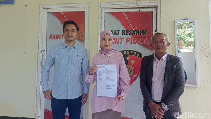 Baiq Restu Tunggal Kencana didampingi  kuasa hukumnya seusai dimintai keterangan oleh penyidik Unit Pidum Satreskrim Polres Lombok Tengah.