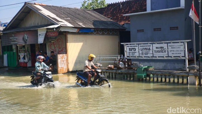 Banjir di jalan Desa Tlogorejo, Kecamatan Guntur, Kabupaten Demak, Sabtu (4/4/2026).