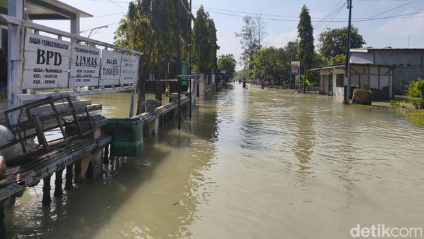 Banjir di jalan Desa Tlogorejo, Kecamatan Guntur, Kabupaten Demak, Sabtu (4/4/2026). Banjir di jalan Desa Tlogorejo, Kecamatan Guntur, Kabupaten Demak, Sabtu (4/4/2026).