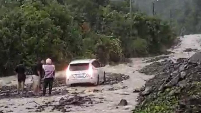 Banjir rendam jalan yang menghubungkan Tojo Unauna dan Poso.