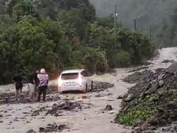 Banjir Rendam Jalan Poros Tojo Unauna-Poso, Akses Lalin Sempat Putus