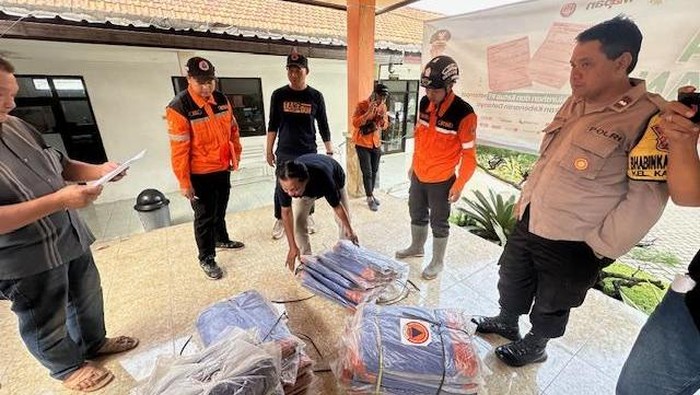 Bantuan terpal untuk korban bencana angin kencang di Kota Kediri.