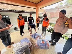 Pemkot Kediri Salurkan Terpal untuk Warga Terdampak Angin Kencang