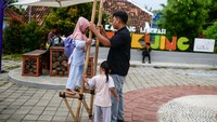 Anak lainnya terlihat bermain egrang sebagai bagian dari permainan tradisional. ANTARA FOTO/Muhammad Bagus Khoirunas