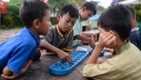 Kegiatan lapak baca dan permainan ini rutin digelar setiap akhir pekan oleh pemuda setempat. ANTARA FOTO/Muhammad Bagus Khoirunas