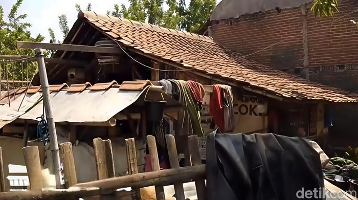 Beginilah kondisi rumah Kamsori, di Desa Sumbermulya, Kecamatan Haurgeulis, Kabupaten Indramayu.