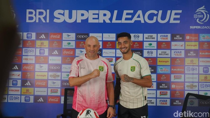 Bernardo Tavares dan Jefferson dalam jumpa pers