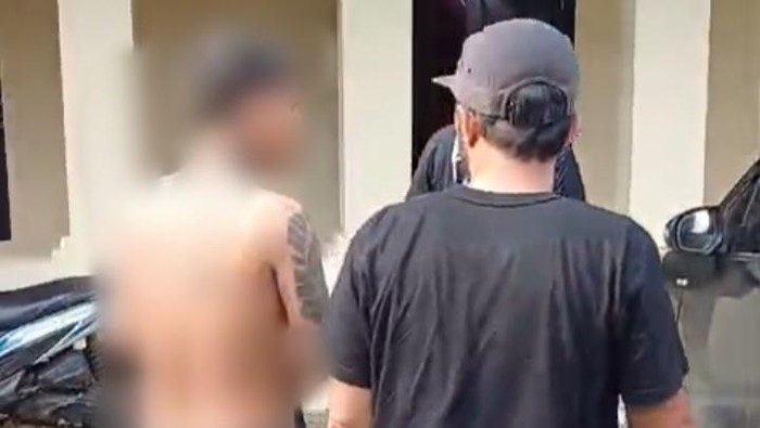 Buron maling motor digelandang di Polres Pekalongan, Sabtu (4/4/2026).