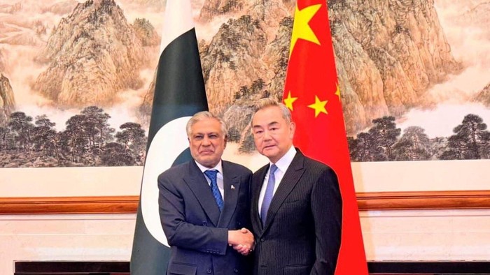 Menteri Luar Negeri Pakistan, Mohammad Ishaq Dar, bersalaman dengan Menteri Luar Negeri China, Wang Yi. (Reuters)