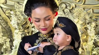 Momen Erika Carlina Gelar Tedak Siten Andrew Tepat di Jumat Agung