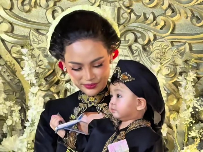 Erika Carlina gelar tedak siten untuk putranya, Andrew.
