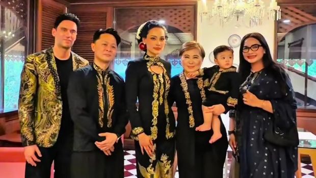 Erika Carlina gelar tedak siten untuk putranya, Andrew.