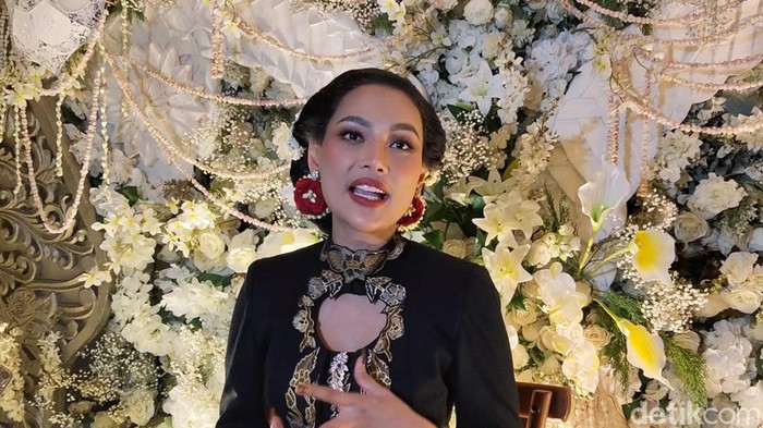 Erika Carlina gelar tedak siten Andrew.