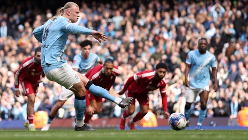 MANCHESTER, ENGLAND - APRIL 04: Erling Haaland of Manchester City scores his teams first goal from the penalty spot during the Emirates FA Cup Quarter Final match between Manchester City and Liverpool at Etihad Stadium on April 04, 2026 in Manchester, England. (Photo by Michael Regan/Getty Images)