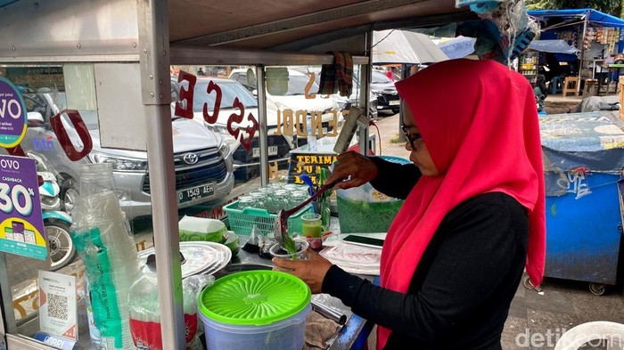 Evi, penjual es cendol di Pasar Kosambi, Bandung.