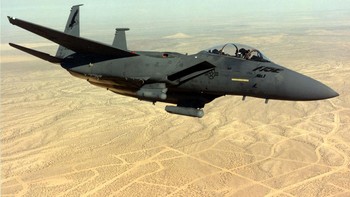 Sebuah jet tempur canggih F-15E Strike Eagle milik Amerika Serikat ditembak jatuh di atas Iran, memicu upaya pencarian dan penyelamatan oleh militer AS untuk kedua pilotnya. Foto: Wikipedia