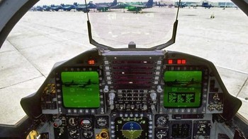 F-15E adalah varian F-15 segala cuaca dengan dua kursi, dengan kemampuan serangan jarak jauh, mampu membawa senjata nuklir taktis, dan pertempuran udara-ke-udara. Foto: Wikipedia