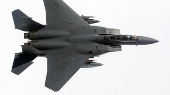 Pesawat ini pertama kali terjun ke medan tempur dalam Operasi Badai Gurun (Desert Storm) tahun 1991. Kapasitas muatan senjata presisi F-15E yang besar dan beragam, serta meriam 20 mm, menjadikannya platform serangan darat tangguh, sementara rudal berpemandu radar dan rudal pencari panas memberi kemampuan pertempuran udara ke udara tambahan. Foto: Wikipedia
