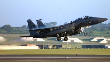 Kokpit canggihnya mencakup Head-Up Display (HUD) dengan bidang pandang luas dan pemandu kokpit terpasang pada helm. Avionik F-15E memungkinkan pertempuran dalam segala cuaca, baik siang maupun malam. Foto: Wikipedia