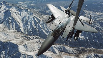 Awalnya dirancang dan diproduksi McDonnell Douglas, F-15E pertama kali terbang pada tahun 1986 dan produksinya dilanjutkan oleh Boeing setelah merger kedua perusahaan pada tahun 1997. Foto: Wikipedia