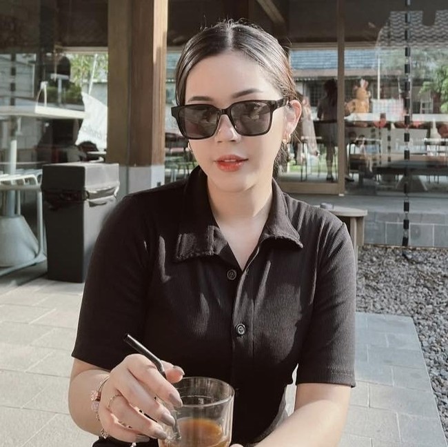 Fay Nabila, Coffee Junkie yang Hobi Berburu Kopi di Kafe Estetik