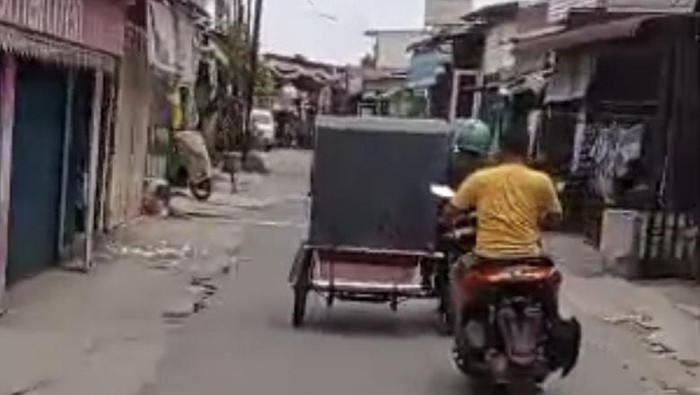Foto: aksi kejar kejaran pelaku pencurian dengan korban (dok. Tangkapan layar)