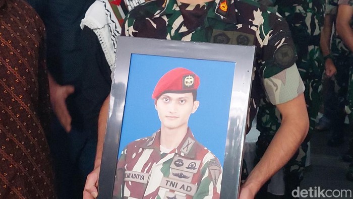 Foto mendiang Mayor Zulmi mengenakan seragam TNI AD