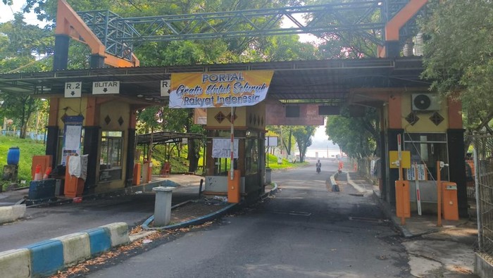 Gate Bendungan Lahor, Malang yang dibuka paksa oleh warga dan digratiskan.