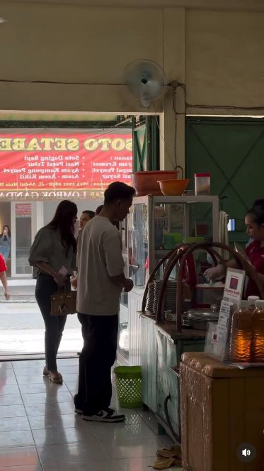 Gibran dan Selvi Makan Soto Legendaris di Solo Gibran dan Selvi Makan Soto Legendaris di Solo