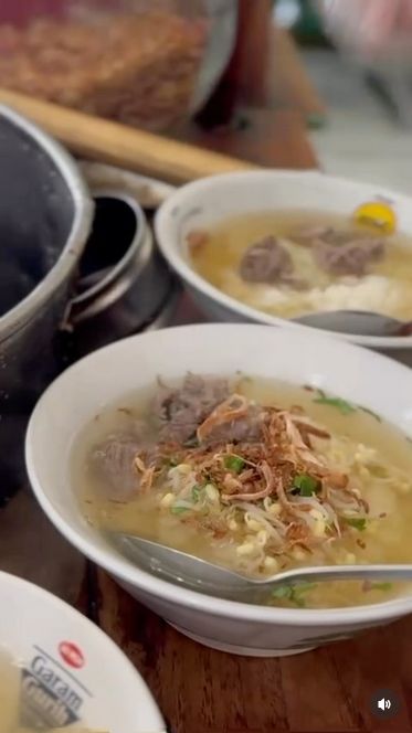 Gibran dan Selvi Makan Soto Legendaris di Solo