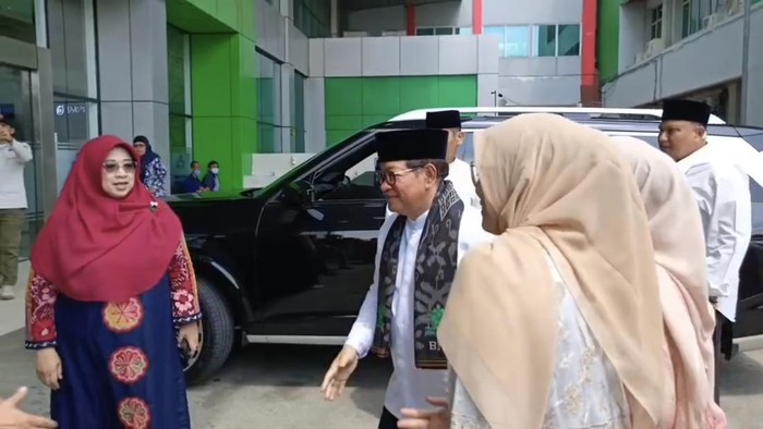 Gubernur DKI Jakarta Pramono Anung menjenguk siswa diduga keracunan makanan di RSKD Duren Sawit