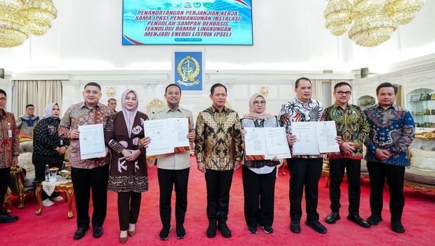 Gubernur Sulsel Andi Sudirman Sulaiman menandatangani kerja sama pembangunan PSEL Rp 3 triliun di TPA Antang Makassar untuk mengubah sampah menjadi energi listrik. Dokumen Istimewa