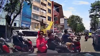 Aksi Arogan Pengiring Jenazah di Jakut: Blokir Jalan-Tendang Mobil