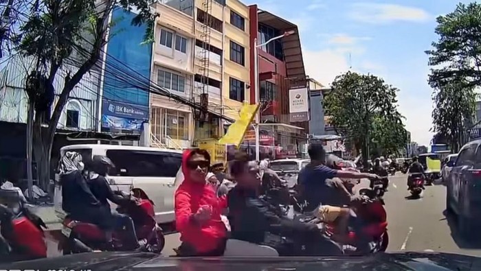 iring-iringan jenazah di Jakarta Utara.