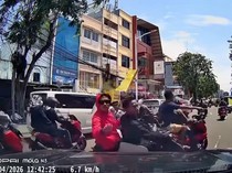 Aksi Arogan Pengiring Jenazah di Jakut: Blokir Jalan-Tendang Mobil