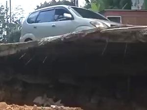 Jalan Antardesa di Pamekasan Rawan Ambruk Usai Tanah Penyangganya Longsor