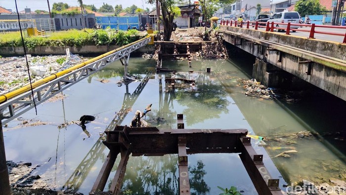 Jembatan rel di sungai Sukalila Cirebon yang dibongkar