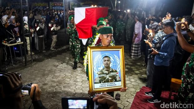 Jenazah Kopda Farizal Tiba di Rumah Duka Suasana kedatangan jenazah di rumah duka, Padukuhan Ledok, Sidorejo, Lendah, Kulon Progo, Sabtu (4/4/2026) malam.