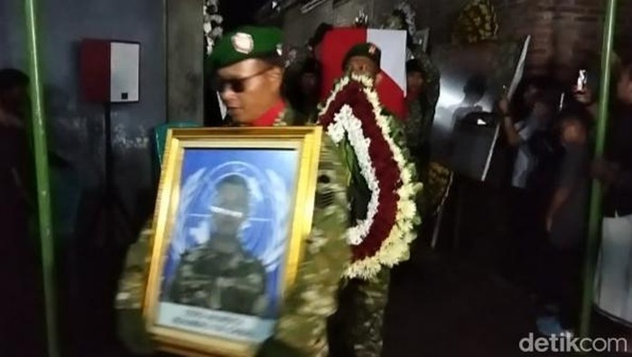 Jenazah Serka Anumerta Muhammad Nur Ichwan tiba di rumah duka Dusun Deyangan, Desa Deyangan, Kecamatan Mertoyudan, Kabupaten Magelang, Sabtu (4/4/2026).