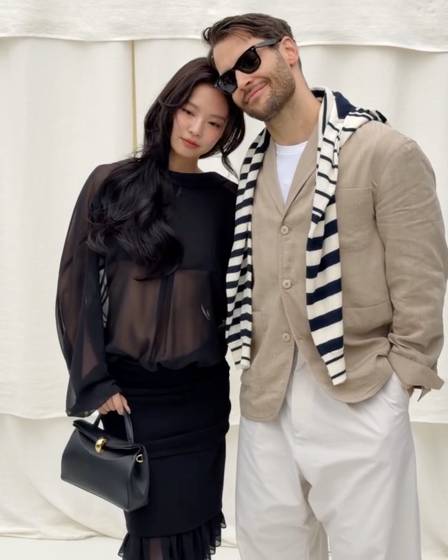 Untuk melengkapi penampilannya, Jennie BLACKPINK menjinjing hand bag Valerie dari Jacquemus yang berukuran kecil seharga $1,690 (Rp 28,7 juta) dan sepatu hak runcing hitam High Cubisto seharga $950 (Rp 16,1 juta) agar tetap senada. Ia memancarkan aura dewasa dan elegan, yang menuai pujian dari netizen Korea. Foto: dok. Instagram @jacquemus