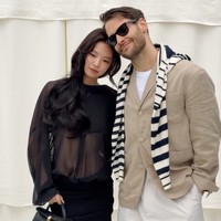 Untuk melengkapi penampilannya, Jennie BLACKPINK menjinjing hand bag Valerie dari Jacquemus yang berukuran kecil seharga $1,690 (Rp 28,7 juta) dan sepatu hak runcing hitam High Cubisto seharga $950 (Rp 16,1 juta) agar tetap senada. Ia memancarkan aura dewasa dan elegan, yang menuai pujian dari netizen Korea. Foto: dok. Instagram @jacquemus