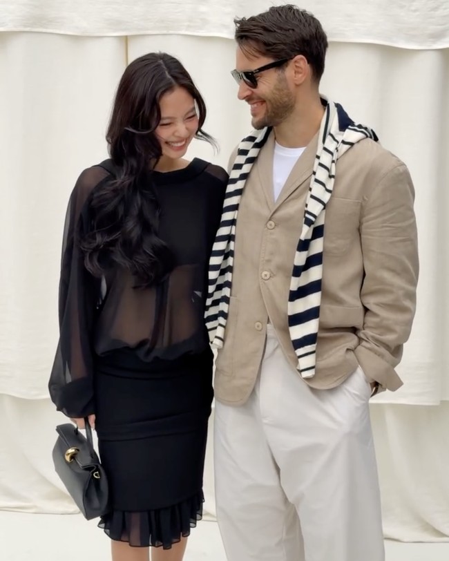 Kehadiran Jennie BLACKPINK memperkuat persahabatannya dengan desainer dan founder Jacquemus, Simon Porte. Ia bahkan mengawali debutnya sebagai model runway untuk rumah mode tersebut di Capri, Italia pada 2024. Foto: dok. Instagram @jacquemus