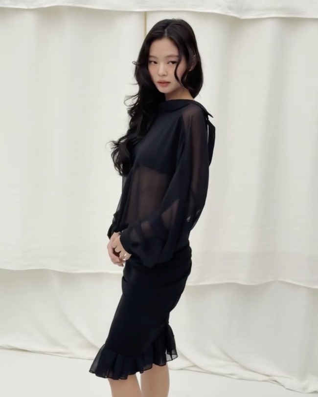 The Siroco Dress yang dikenakan Jennie BLACKPINK memiliki desain unik seolah atasan dan roknya dibuat terpisah. Bagian atas gaun berupa kain krep tipis dengan kerah melintang, mengekspos bagian bawah payudaranya. Sedangkan bagian rok gaun tersebut jatuh di bawah lutut, dipermanis dengan detail ruffle. Foto: dok. Instagram @jacquemus