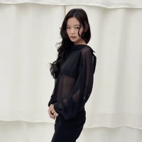 Jennie BLACKPINK Pakai Gaun Terbuka, Hidupkan Tren Underboob ala Jacquemus