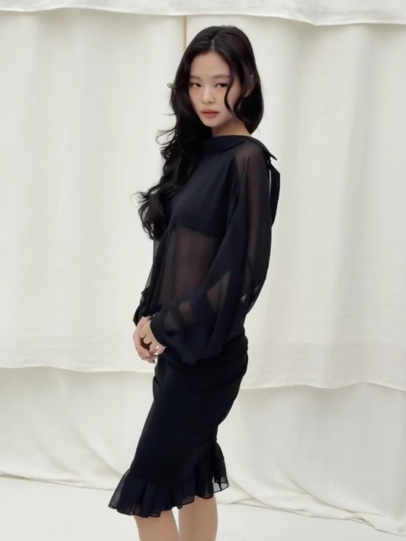 Jennie BLACKPINK Pakai Gaun Terbuka, Hidupkan Tren Underboob ala Jacquemus