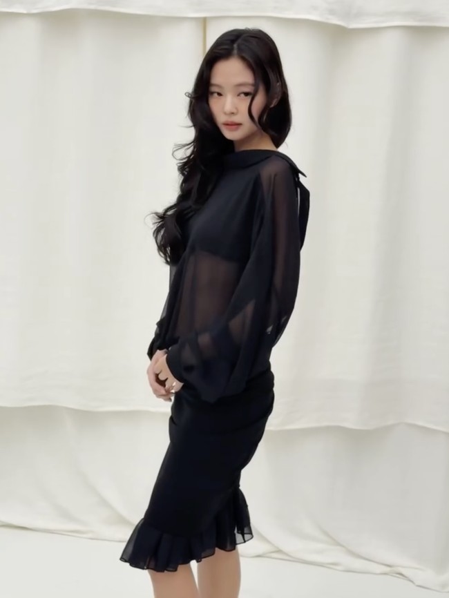 Jennie BLACKPINK Pakai Gaun Terbuka, Hidupkan Tren Underboob ala Jacquemus