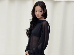 Jennie BLACKPINK Pakai Gaun Terbuka, Hidupkan Tren Underboob ala Jacquemus