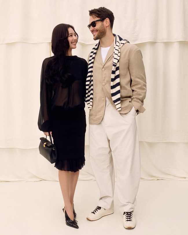 Mengawali bulan April 2026, Jennie menjadi tamu istimewa di acara peluncuran wine La Garde Dame 2018, hasil kolaborasi merek Veuve Clicquot dan rumah mode Prancis, Jacquemus yang diadakan di Museum SAN, Wonju, Korea Selatan. Foto: dok. Instagram @jacquemus