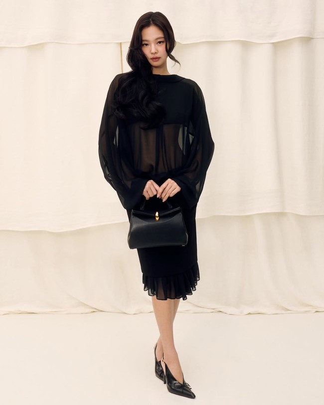 Jennie BLACKPINK menghidupkan kembali tren fashion underboob yang ia populerkan pada 2022. Masih dari koleksi busana Jacquemus, kini ia tampil dalam balutan gaun hitam semi transparan. Foto: dok. Instagram @jacquemus